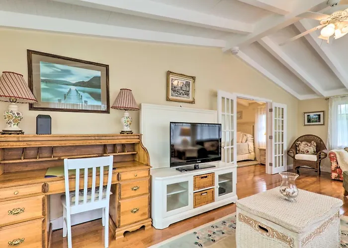 Near Craigville Beach & Main St! Sunny Cottage