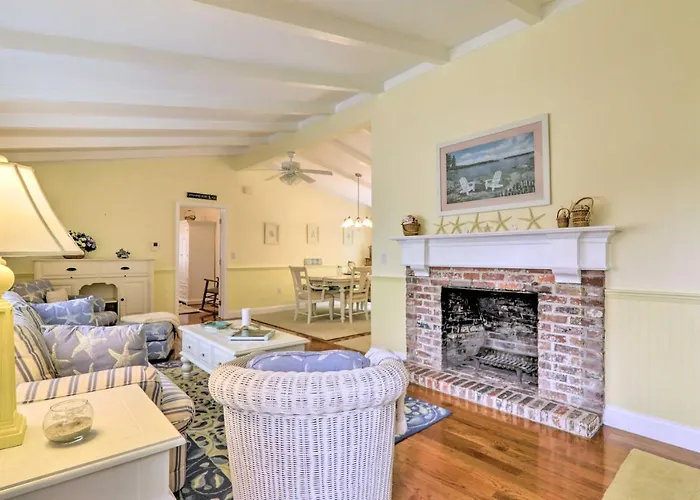 Near Craigville Beach & Main St! Sunny Cottage