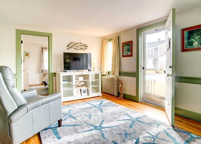 2 Mi To Beach: Walkable Coastal Gem In Hyannis!