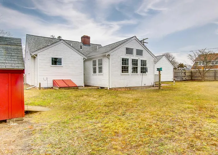 2 Mi To Beach: Walkable Coastal Gem In Hyannis!