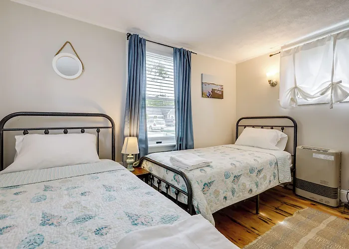 1 Mi To Ferry: 'Sea Street Cottage' In Hyannis